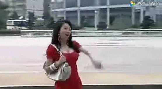 胸大无脑，嗲精附身，演坏女人成名的她居然还“真空照”上热搜了