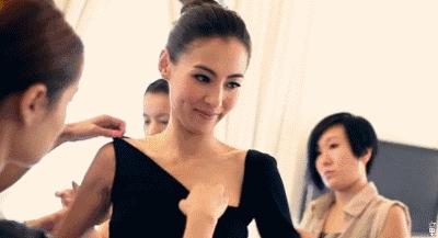 轻轻抹一抹皮肤越来越好,轻轻擦到皮肤就留下黑印子