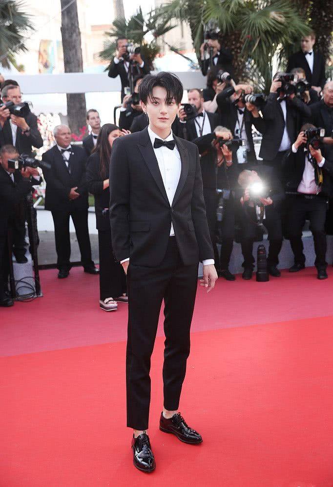 黄子韬西装红毯,黄子韬西装照戛纳电影节背影杀