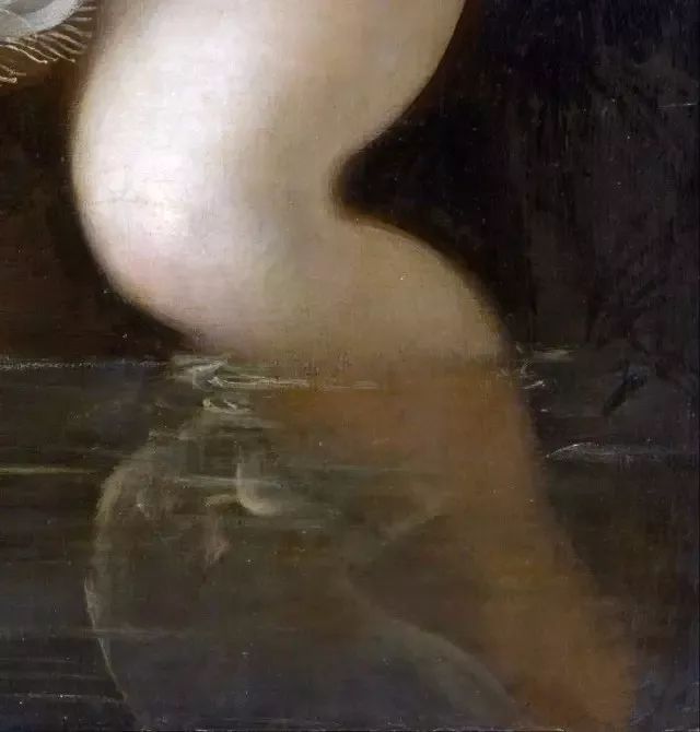 美女出浴，遭两个秃顶老头偷看！