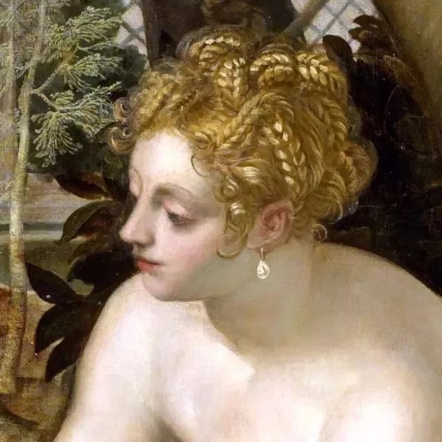 美女出浴，遭两个秃顶老头偷看！