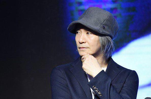 7岁父母离异，成就比肩周润发成龙，如今56岁仍然未婚无子