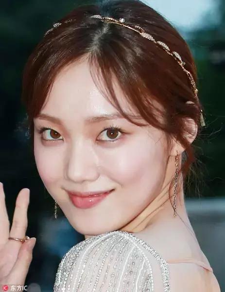 怎么才可以把眼影画的那么好看呢,今年流行的眼影这样画美丽不挑人