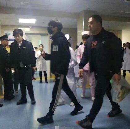 易烊千玺越来越撩！有胖虎护航，粉丝表示：不担心千玺被“拐跑”