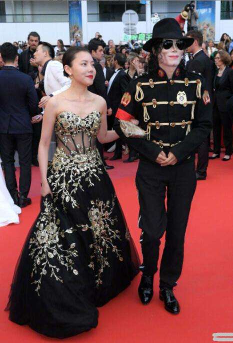 河南小伙迈克尔杰克逊在美国演出,迈克尔杰克逊东北小伙模仿秀视频