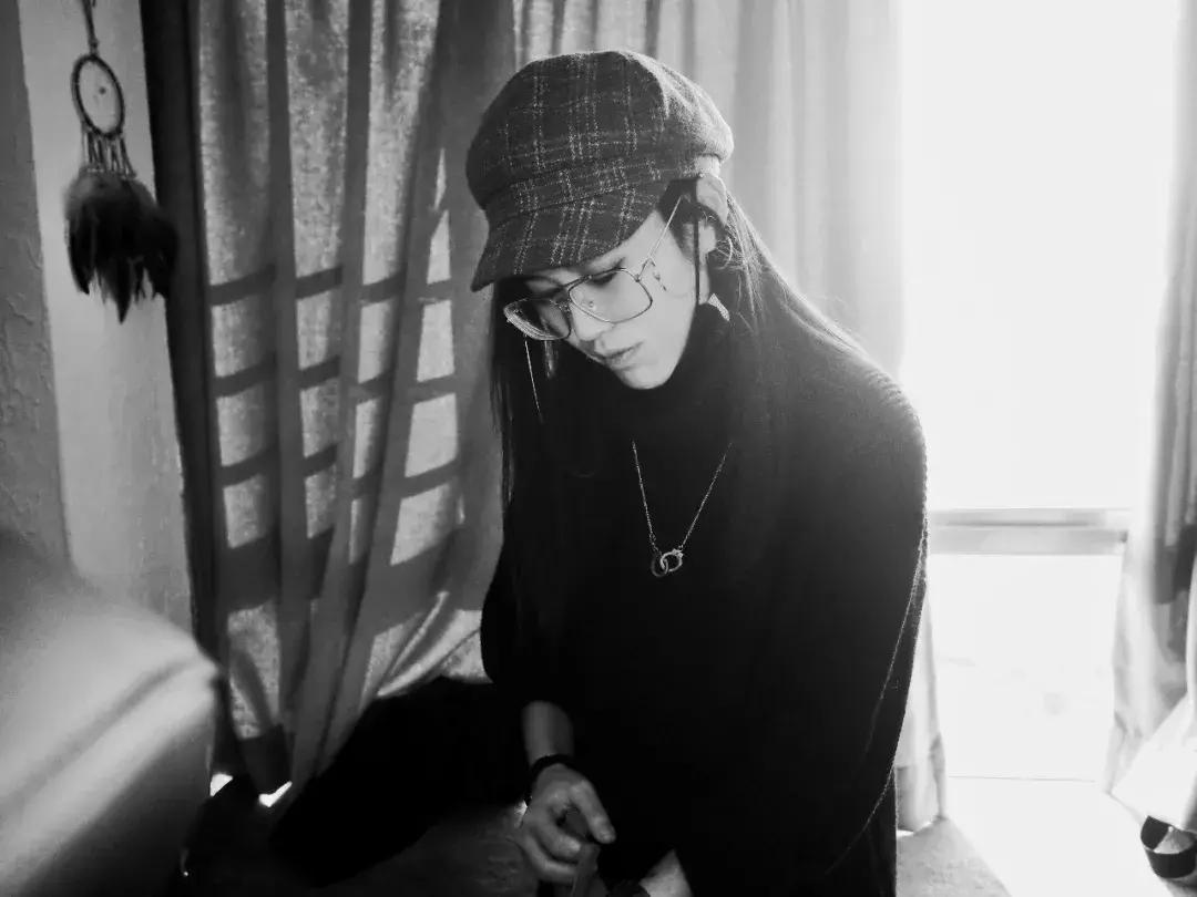 开柜计划｜美女纹身师的衣柜里，都是最Cool的黑白灰！