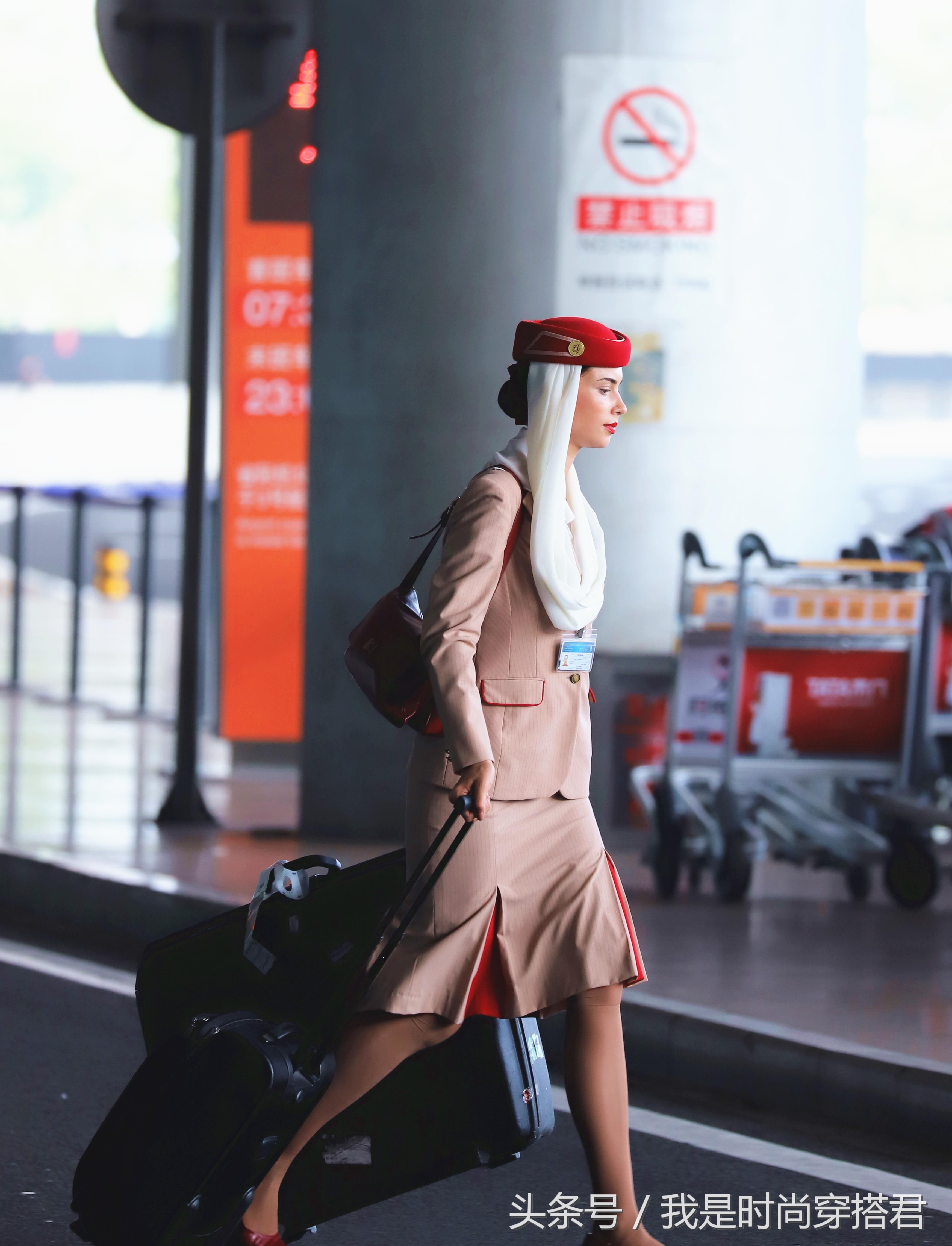 空姐飞机上街拍,飞机上拍到的漂亮空姐