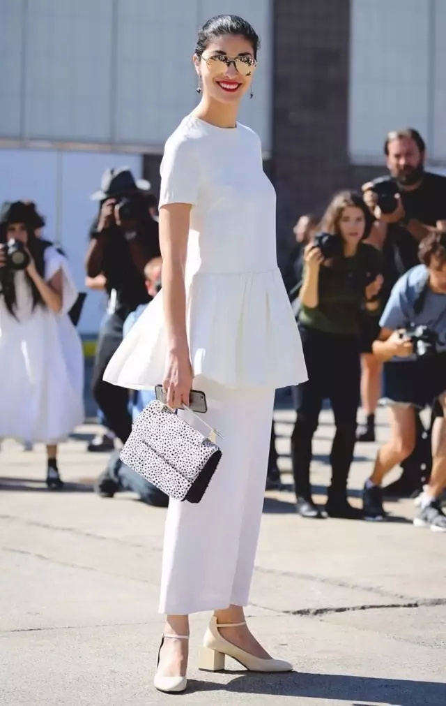 这个春夏时髦精都在穿这三种元素,夏日穿搭胖胖的中性风裤子