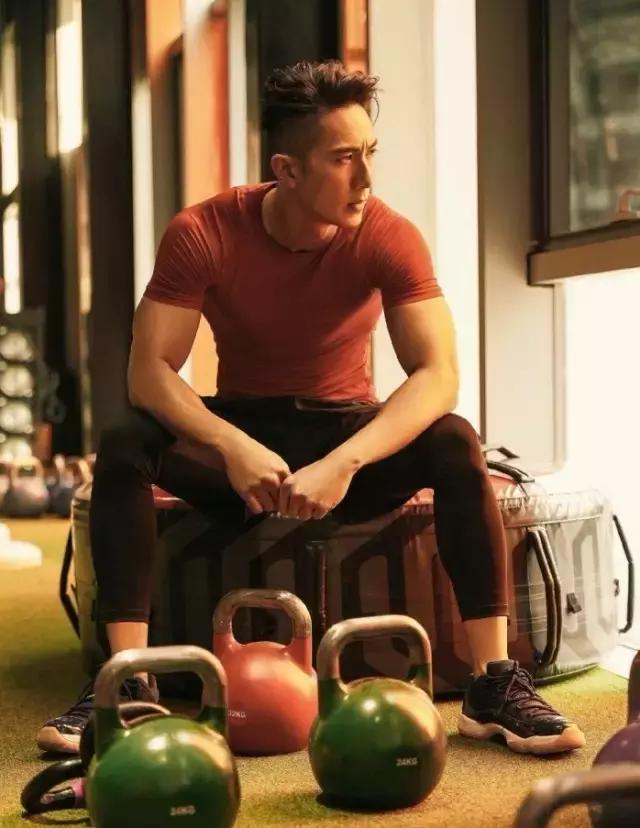 吴尊狂晒妻子照片秀幸福，原来他爱了22年的女人，长的这么漂亮！