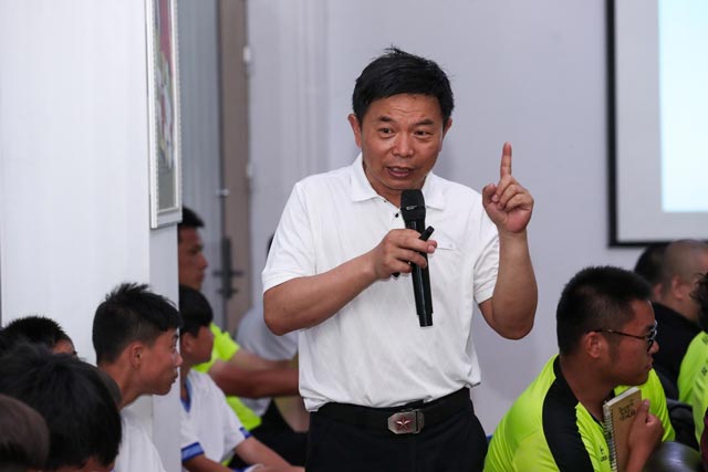 U13小球员训练营家长来探班青训必须科学规划透明公开