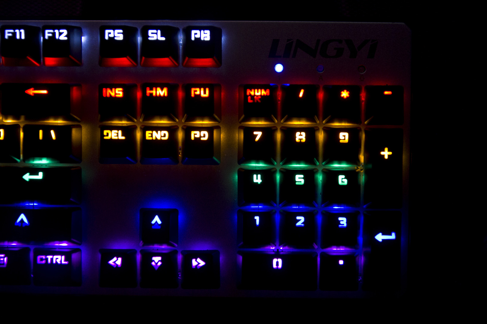 百元以内吃鸡神器推荐,灵逸黑寡妇键盘是什么轴