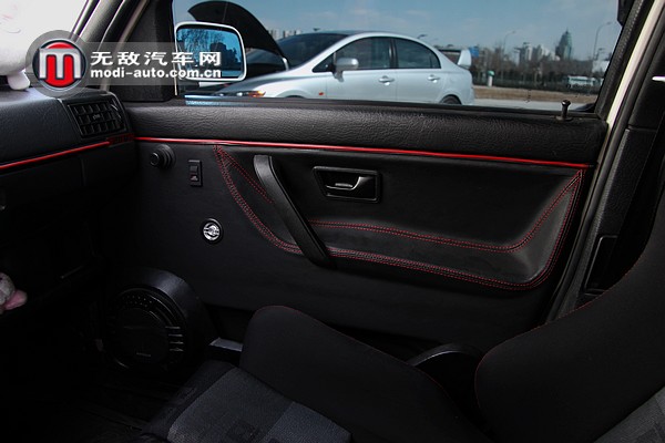 这个聚会里面没有一辆合法的车！