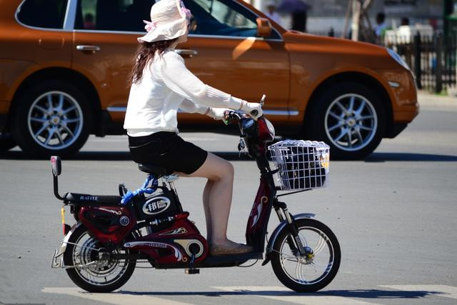 天热骑车会爆胎吗,天气热了电动车容易自燃