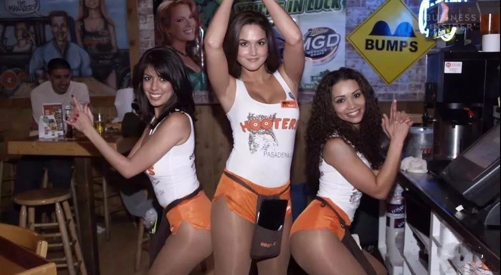 借胸上位的美国版“海底捞”，年入10亿美元，却差点毁在1件小事上…………