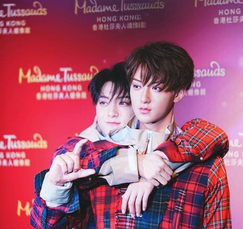 李宇春蜡像首展亮相,蜡像丑的女星