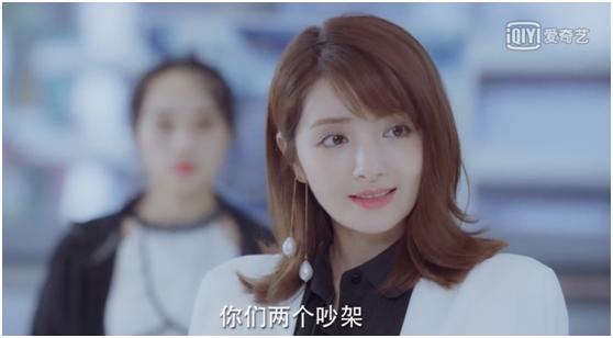 美过娜扎，仙过热巴！《泡沫之夏》里的她才是混血look的鼻祖啊