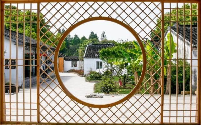 雪浪山花海几步之遥，藏着一个可骑马飚车还风景如画的山庄