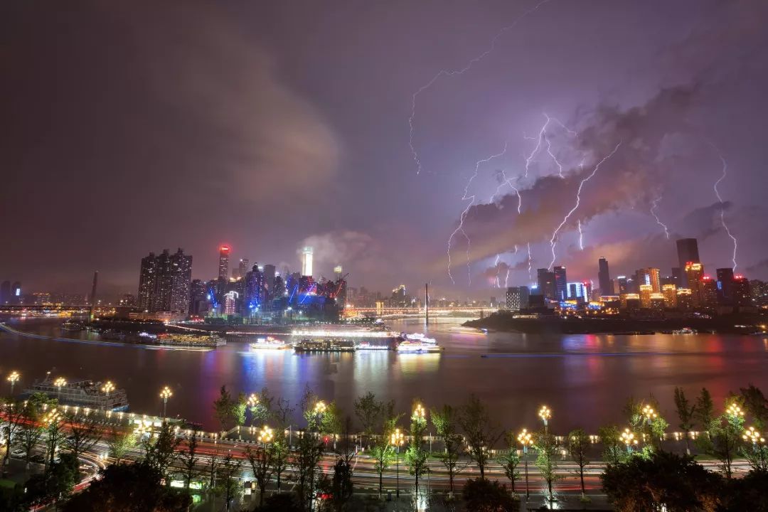 重庆夜景真的比香港好看吗,重庆夜景为什么比香港还繁华