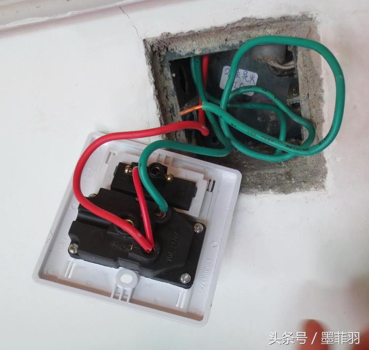 换完新插座总闸没有电过来,新换的插座一插就冒烟