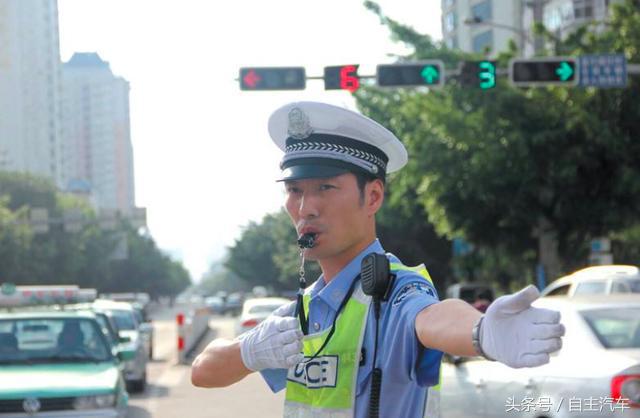 交警提醒5种闯红灯行为不再扣分,b证闯红灯被扣6分怎么挽回