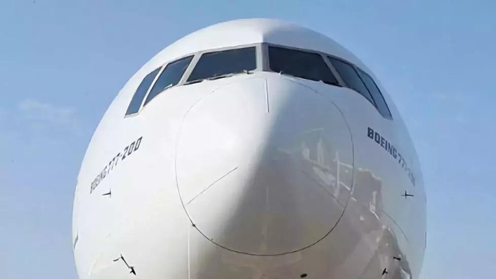 川航脱落风挡玻璃故障,川航8633挡风玻璃破碎原因与改进