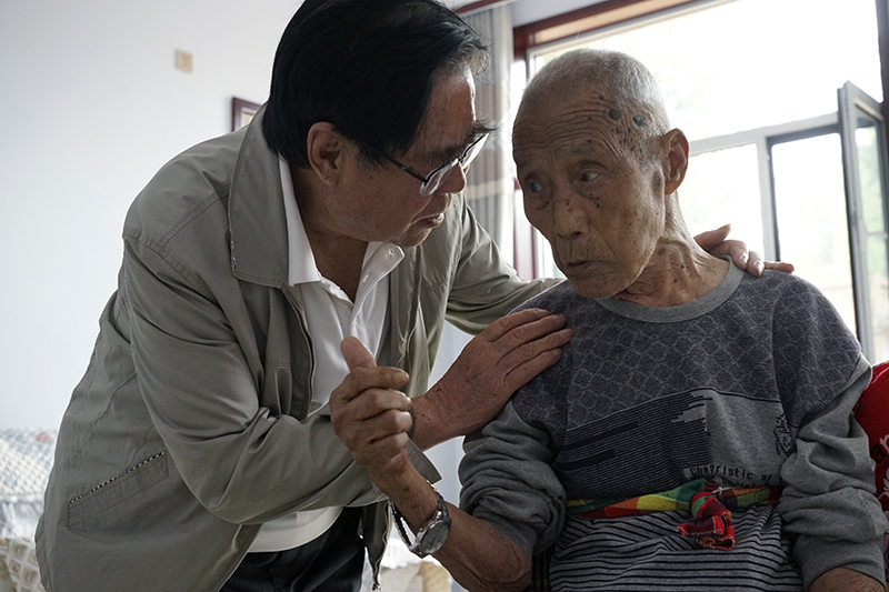 抗战老兵77年后与恩人相聚,80年代儿时与父母的回忆