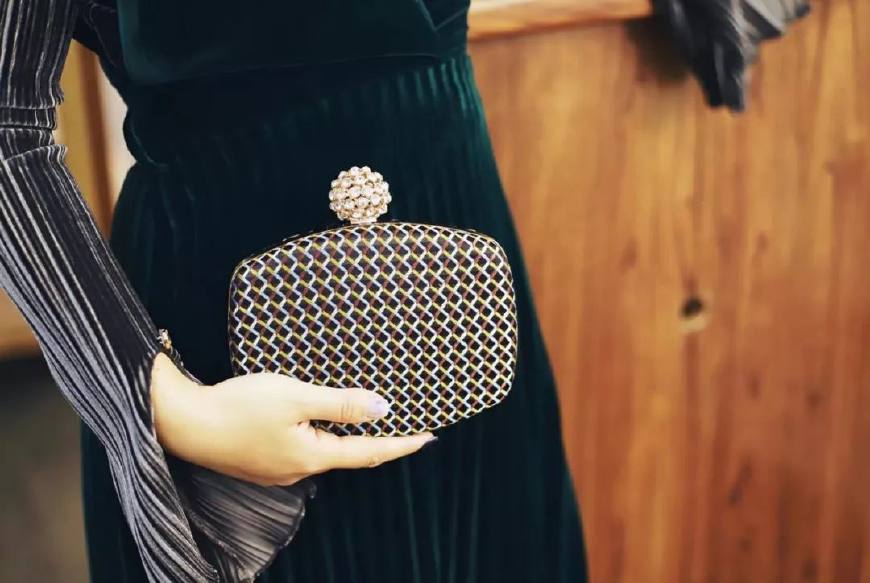 穿红色旗袍配什么包包最合适,自己制作旗袍搭配的包包