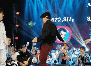 这就是街舞淘汰了一位外国选手,这就是街舞几个人抢桌子上的箱子