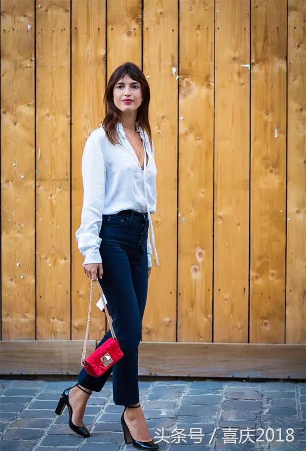 玫红色包包配什么颜色衣服好看,雾霾蓝包包配什么颜色衣服好看