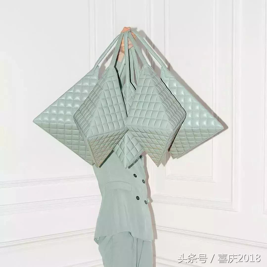 玫红色包包配什么颜色衣服好看,雾霾蓝包包配什么颜色衣服好看