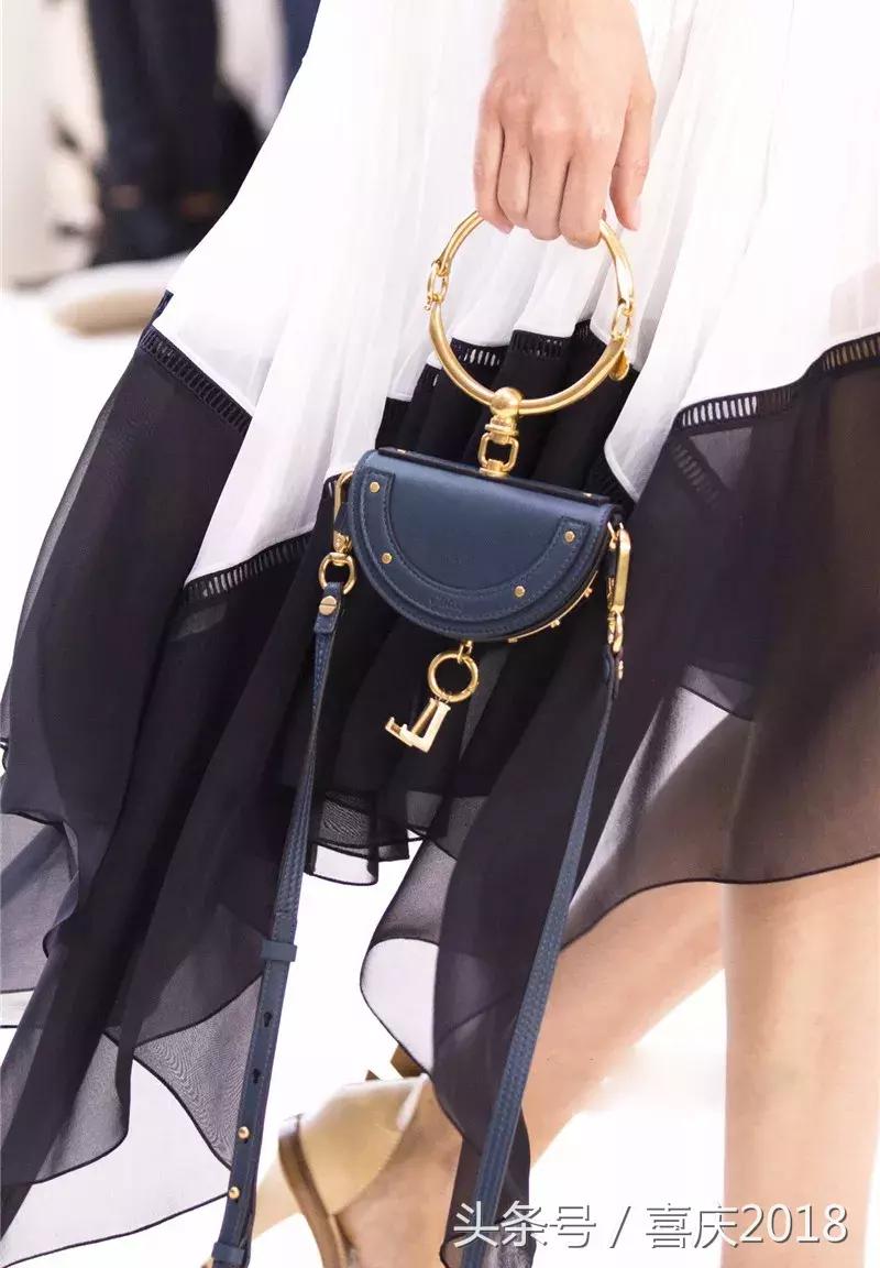 玫红色包包配什么颜色衣服好看,雾霾蓝包包配什么颜色衣服好看