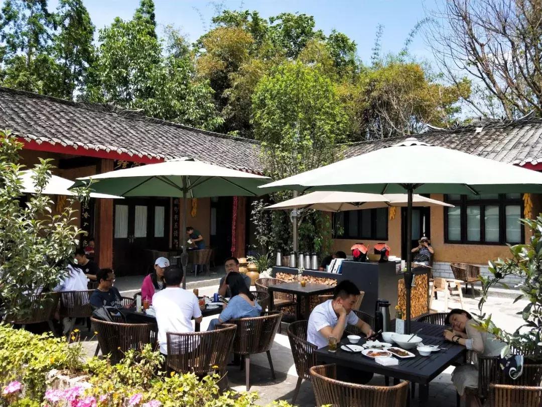 我去了成都向西50里的桃源村,朋友问我是不是去了日本?