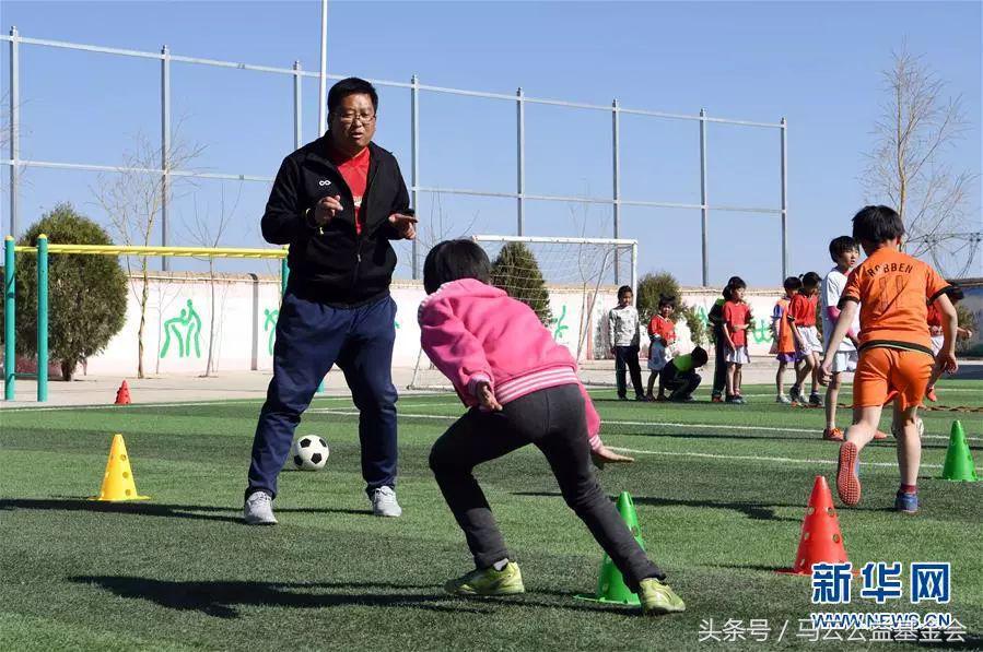 在这所乡村小学,谁学习好就会被校长拉去踢球,原因竟是……