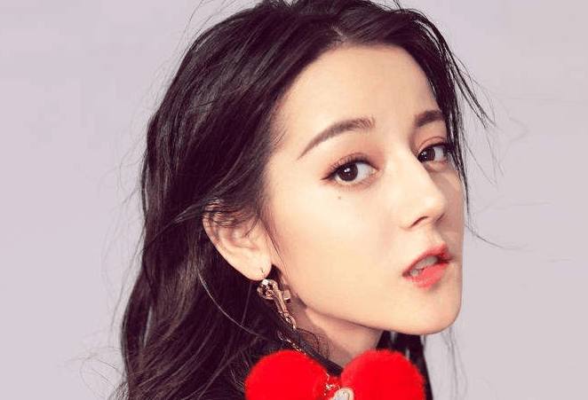 迪丽热巴发最新视频动态，助理一旁吃东西，自己偷偷咽口水