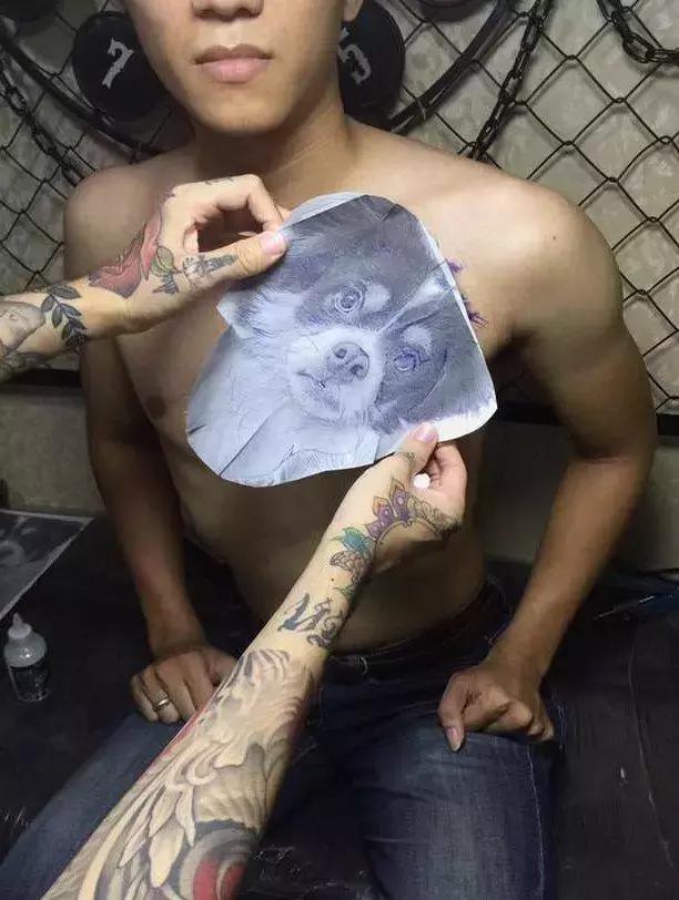 女纹身师洗纹身,纹身师给胸前纹身