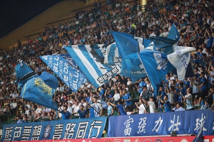 现场观赛助威广州球迷超千名,广州球迷亚冠助威震撼视频