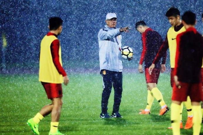 世界杯规格战缅甸!70岁里皮冒暴雨狠抓国足训练,全程不穿雨衣!