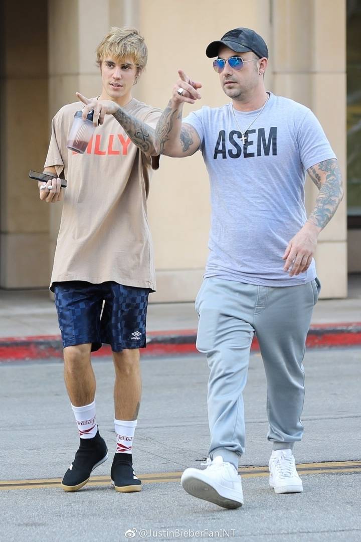 看了贾斯汀比伯的爸爸年轻时的颜值，不禁感叹基因的强大