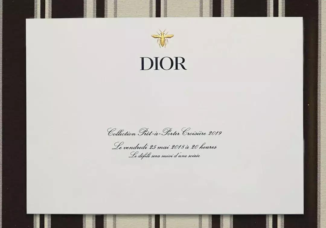 杨采钰迪奥马鞍包,杨采钰出席活动红裙惊艳十足