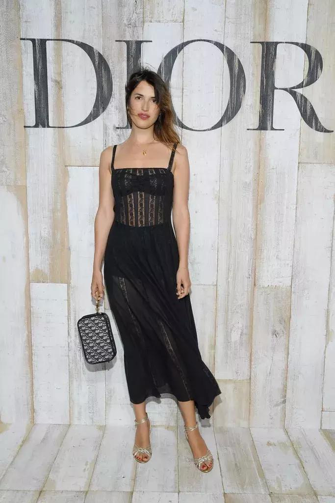 杨采钰迪奥马鞍包,杨采钰出席活动红裙惊艳十足