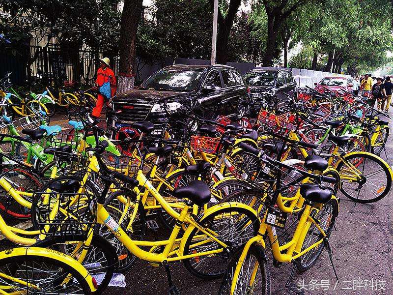 共享单车产生不合适的调度费,共享单车堆积堵住道路人难行