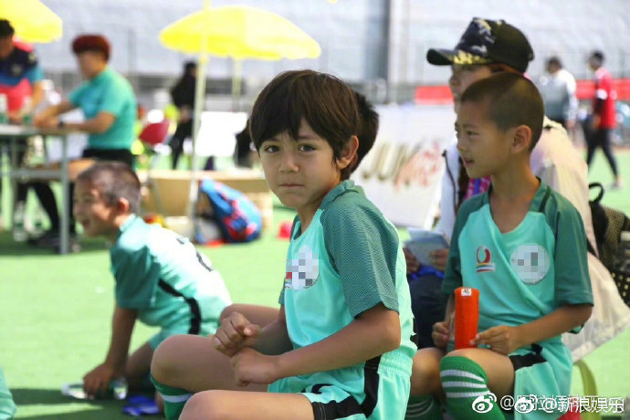 国足有望?诺一参加少儿足球比赛黝黑帅气刘烨原是篮球高手