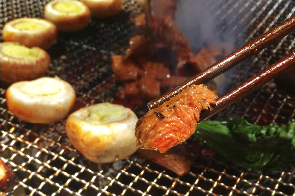 屋顶上烧烤,很有特色的一个火盆烤肉