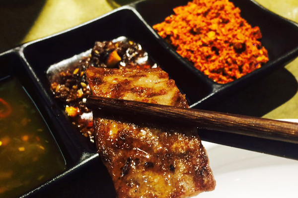 屋顶上烧烤,很有特色的一个火盆烤肉