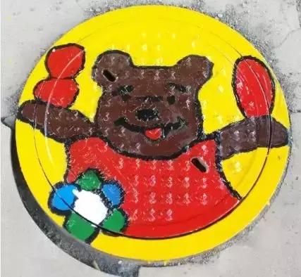 30所职校为井盖“整容”，以画会友，你的学校技术如何？