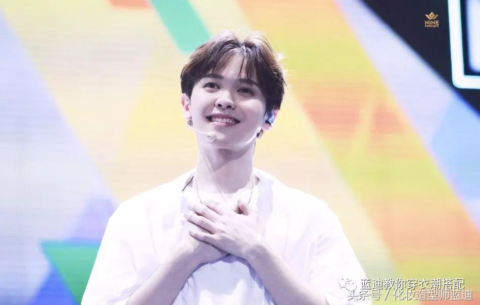 王俊凯一身棒球服,王俊凯机场穿运动套装