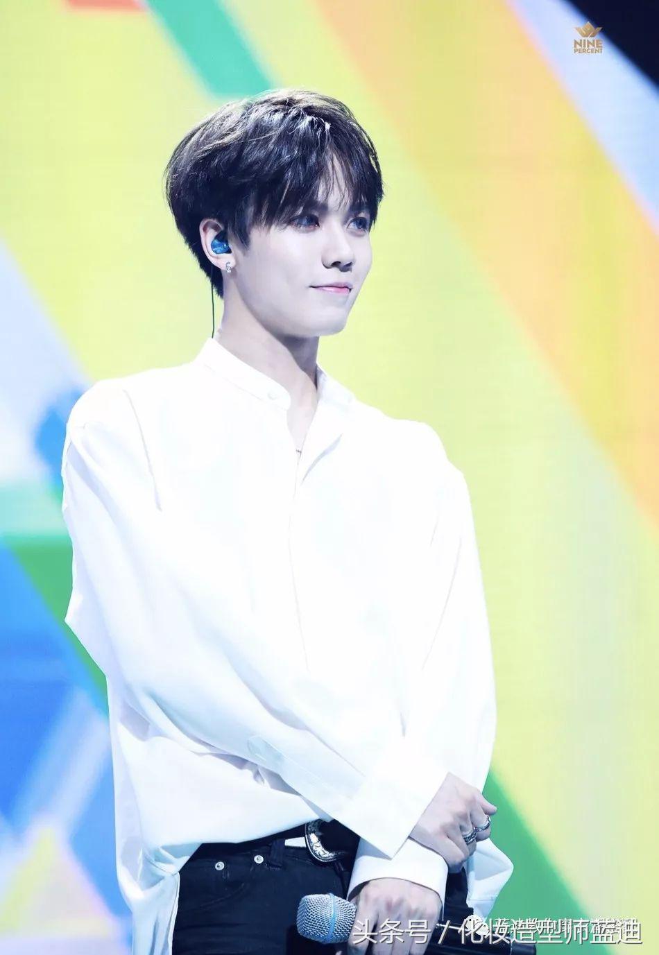 王俊凯一身棒球服,王俊凯机场穿运动套装