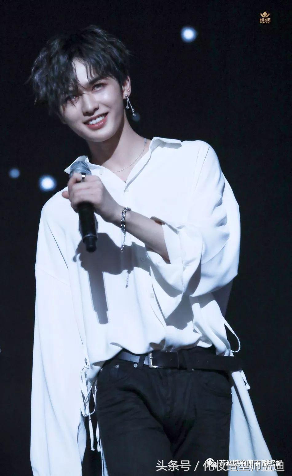 王俊凯一身棒球服,王俊凯机场穿运动套装