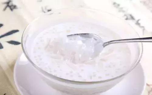 烧仙草有黑色的东西是龟苓膏吗,烧仙草里放的是龟苓膏吗