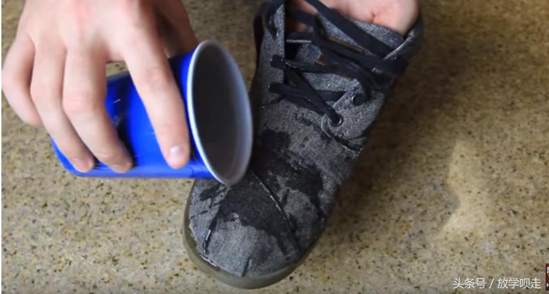 下雨天鞋子前面总是进水,下雨天鞋子进水了脚发白了